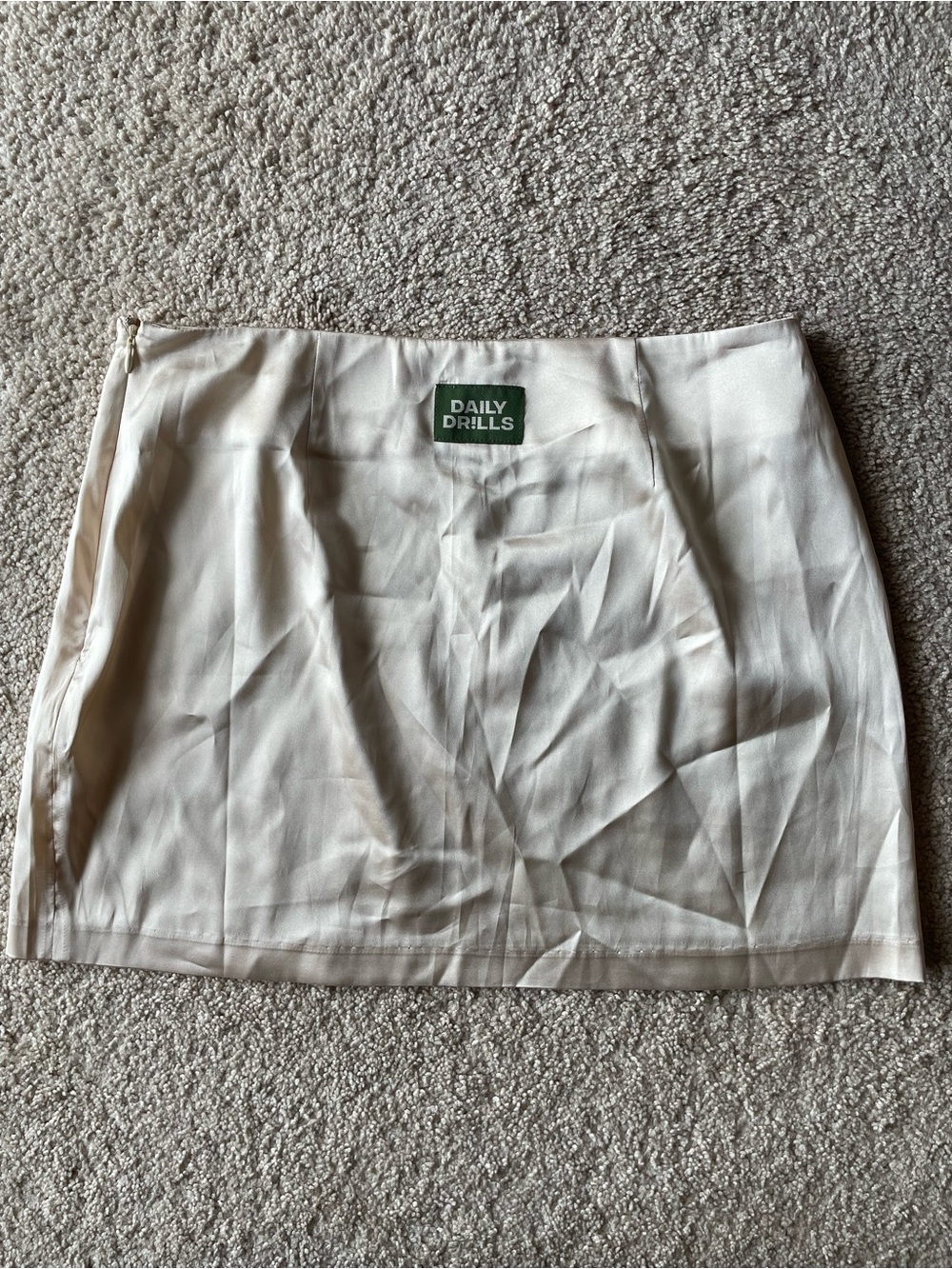 Daily Drills Cream Mini Skirt Satin Silky Side Zipper Women’s Size M New